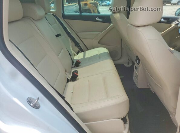 WVGSV7AX4HW510810 2017 VOLKSWAGEN TIGUAN White უკანა სალონის ხედი