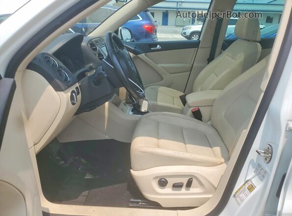 WVGSV7AX4HW510810 2017 VOLKSWAGEN TIGUAN White წინა სალონის ხედი