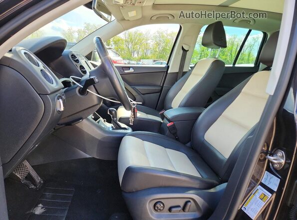 WVGSV7AX5HW500478 2017 VOLKSWAGEN TIGUAN Black Front interior view