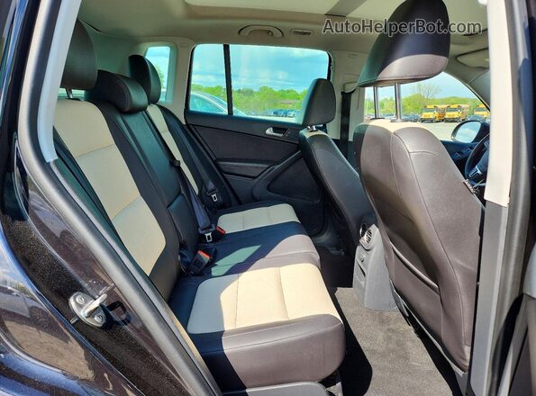 WVGSV7AX5HW500478 2017 VOLKSWAGEN TIGUAN Black Rear interior view