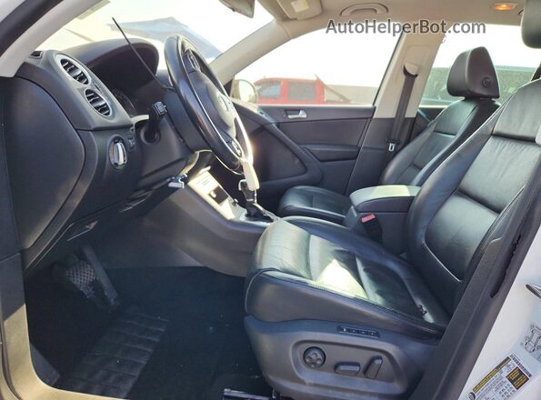 WVGTV7AX0HW508749 2017 VOLKSWAGEN TIGUAN White Вид салону спереду