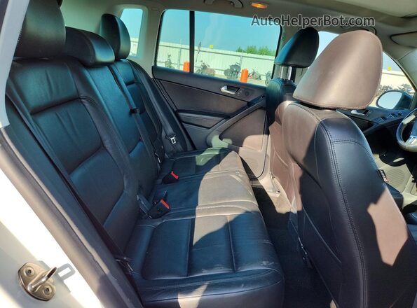 WVGTV7AX0HW508749 2017 VOLKSWAGEN TIGUAN White Вид задньої частини салону
