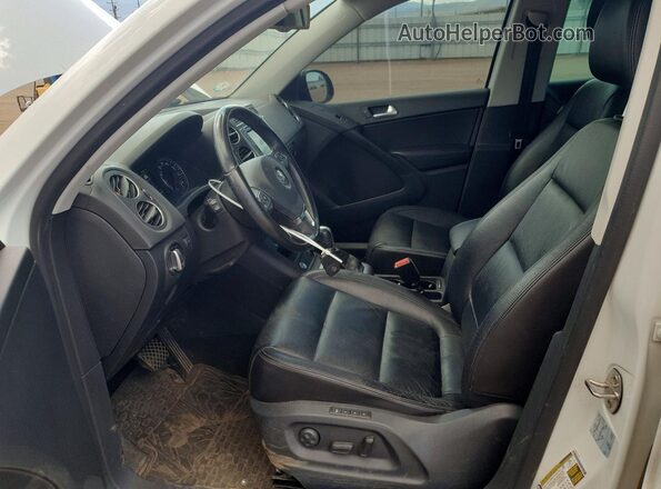 WVGTV7AX7HK007929 2017 VOLKSWAGEN TIGUAN White Widok wnętrza z przodu