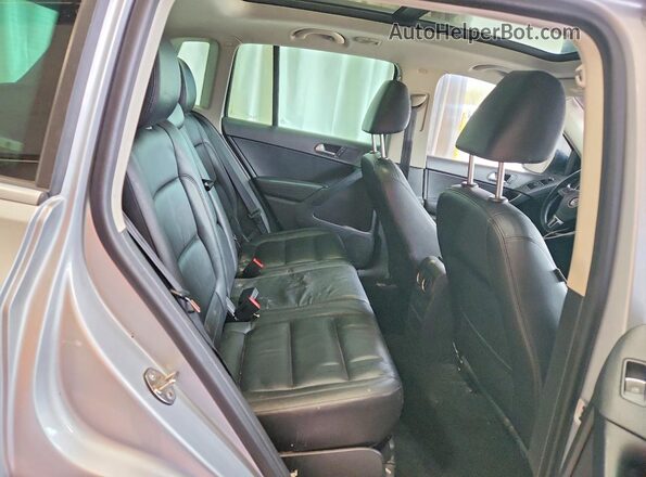 WVGTV7AX7HK019420 2017 VOLKSWAGEN TIGUAN Silver უკანა სალონის ხედი