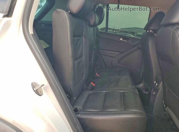 WVGTV7AX9HK028121 2017 VOLKSWAGEN TIGUAN Белый Вид задней части салона