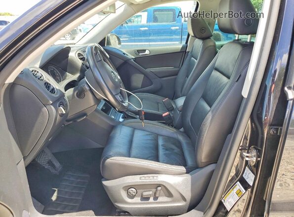 WVGUV7AX7HK023004 2017 VOLKSWAGEN TIGUAN Black Вид салону спереду