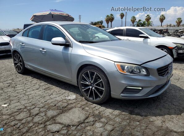 YV126MFL0H2438057 2017 VOLVO S60 Серебряный Передняя правая четверть