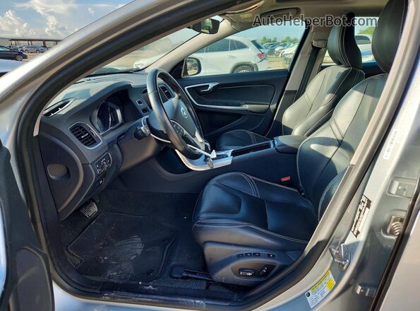 YV126MFL4H2438188 2017 VOLVO S60 Серебряный Вид салона спереди