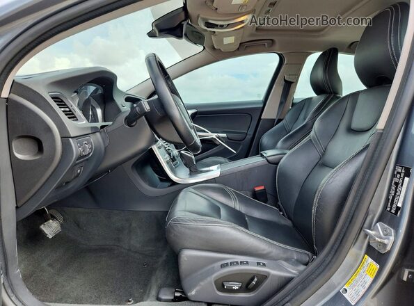 YV126MFL8H2438906 2017 VOLVO S60 Gray Vista interior delantera