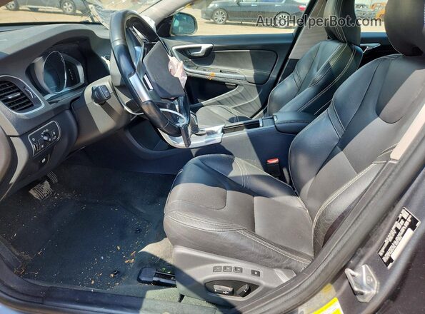 YV126MFLXJ2450612 2018 VOLVO S60 Silver Front interior view
