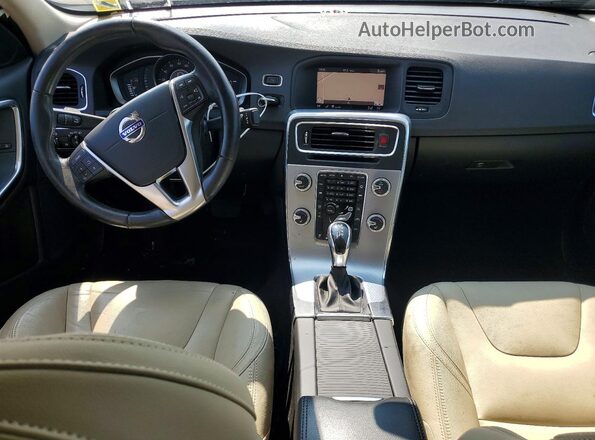 YV140MTL0J2462475 2018 VOLVO S60 Silver Вид панелі приладів