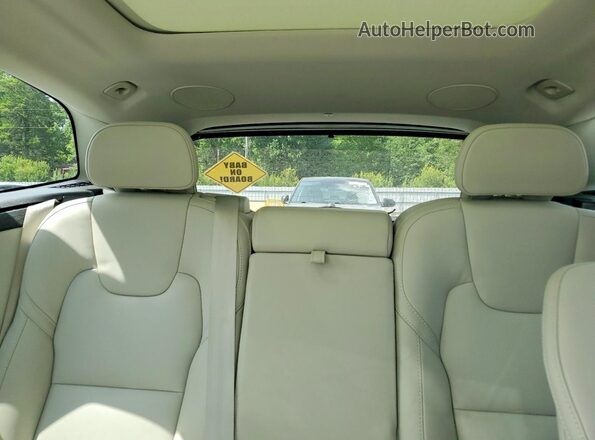YV4062RL6N1084301 2022 VOLVO XC60 Blue Widok tylnych siedzeń