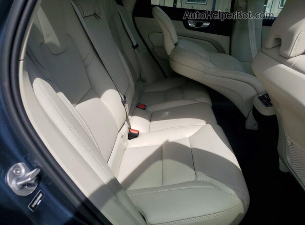 YV4062RL6N1084301 2022 VOLVO XC60 Blue Widok wnętrza z tyłu