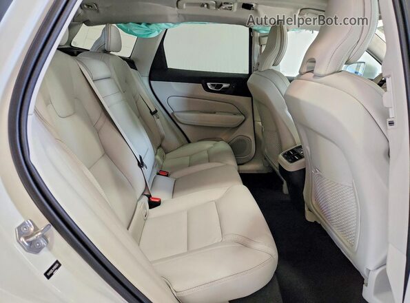 YV4102DL3M1886154 2021 VOLVO XC60 Белый Вид задней части салона