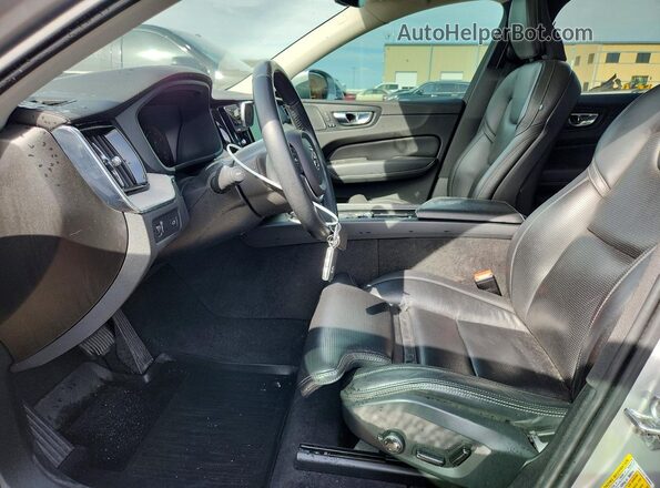 YV4102DL4M1825640 2021 VOLVO XC60 Серебряный Вид салона спереди