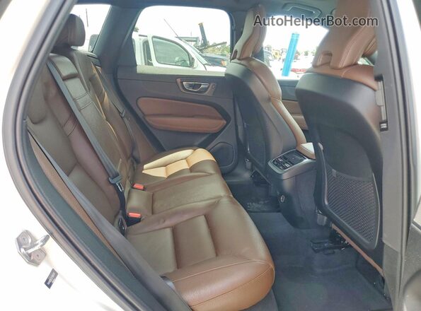 YV4102DL7L1565247 2020 VOLVO XC60 White Widok wnętrza z tyłu