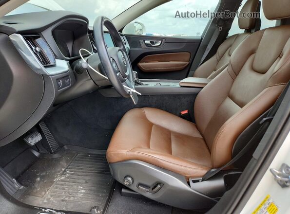 YV4102RK2J1080916 2018 VOLVO XC60 White Вид салону спереду