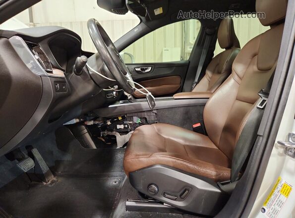 YV4102RK3M1689730 2021 VOLVO XC60 White Вид салону спереду