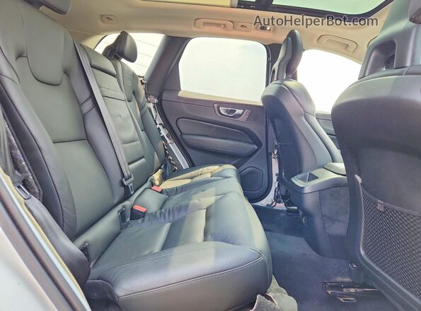 YV4102RK4J1019051 2018 VOLVO XC60 White Widok wnętrza z tyłu