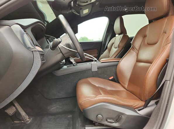 YV4102RK4M1758084 2021 VOLVO XC60 White Front interior view