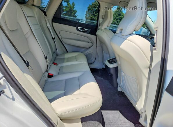 YV4102RL3L1610631 2020 VOLVO XC60 White Вид задньої частини салону