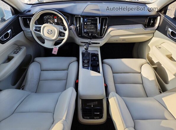YV4102RL9J1045895 2018 VOLVO XC60 White Vista del salpicadero