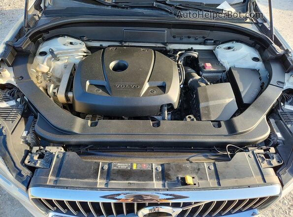 YV4102RL9J1045895 2018 VOLVO XC60 White Vista del compartimento del motor