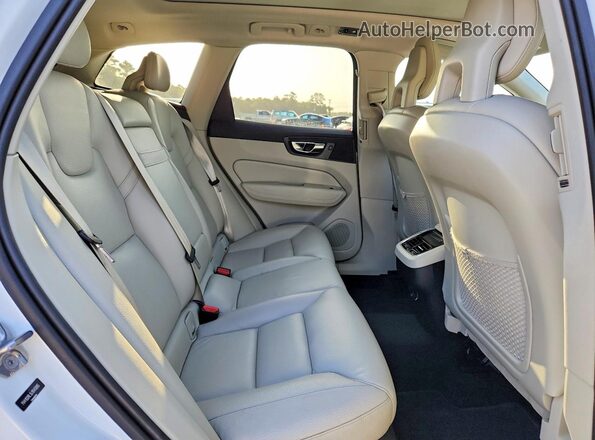 YV4102RL9J1045895 2018 VOLVO XC60 White Vista interior trasera