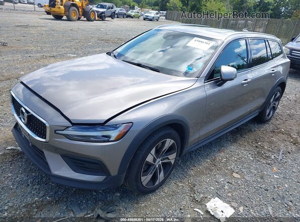 YV4102WK9L1042543 2020 VOLVO V60 CROSS COUNTRY Silver Vista tres cuartos delantera izquierda
