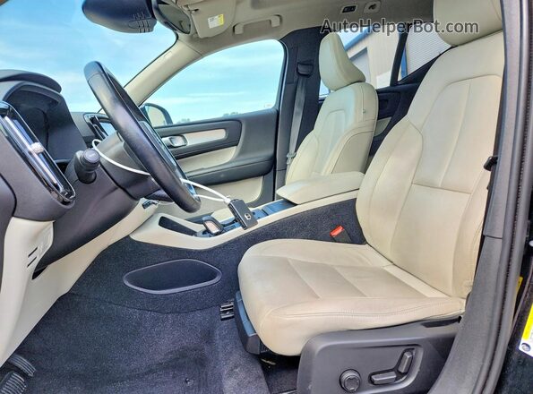 YV4162UK0K2074940 2019 VOLVO XC40 Черный Вид салона спереди