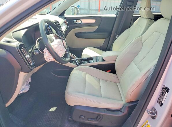 YV4162UK2M2403804 2021 VOLVO XC40 White Widok wnętrza z przodu