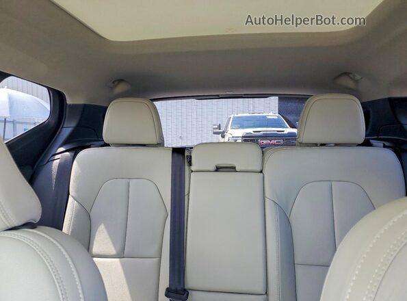 YV4162UK2M2403804 2021 VOLVO XC40 White Widok tylnych siedzeń