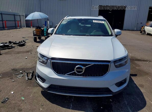 YV4162UK2M2403804 2021 VOLVO XC40 White Widok z przodu