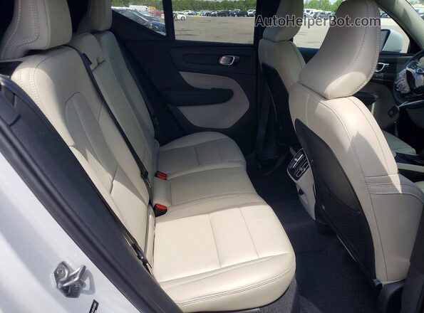 YV4162UK2M2403804 2021 VOLVO XC40 White Widok wnętrza z tyłu