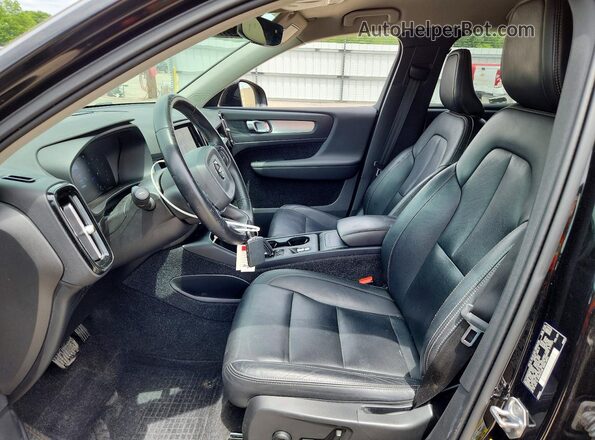 YV4162UK2M2407030 2021 VOLVO XC40 Black წინა სალონის ხედი