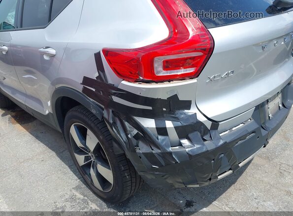YV4162UK5K2133643 2019 VOLVO XC40 Silver Widok z przodu