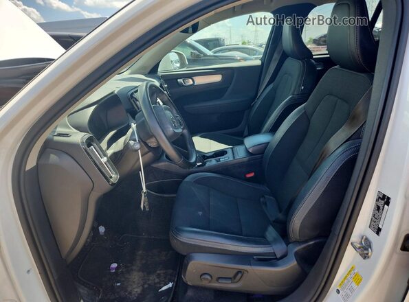 YV4162UK7L2321968 2020 VOLVO XC40 White Вид салону спереду