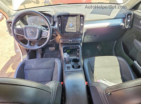 YV4162UK7L2321968 2020 VOLVO XC40 White Вид панелі приладів