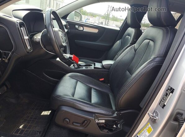 YV4162UKXK2145352 2019 VOLVO XC40 Серебряный Вид салона спереди