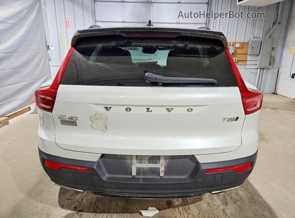 YV4162UM3K2122724 2019 VOLVO XC40 White Widok z tyłu