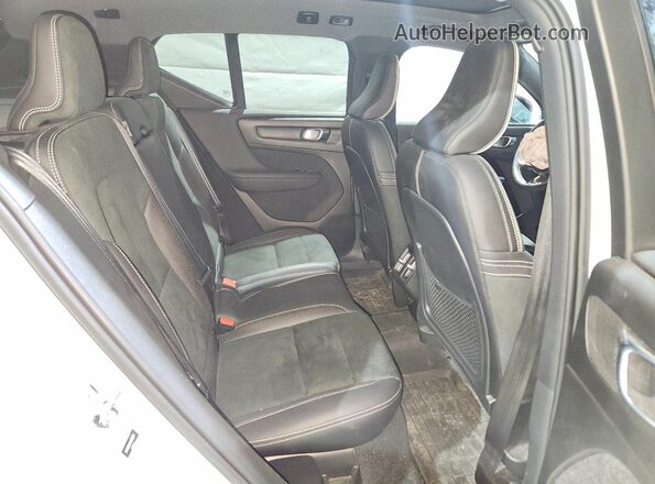 YV4162UM3K2122724 2019 VOLVO XC40 White Widok wnętrza z tyłu
