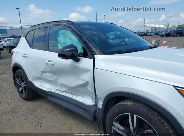 YV4162UM3N2742851 2022 VOLVO XC40 White Widok z przodu