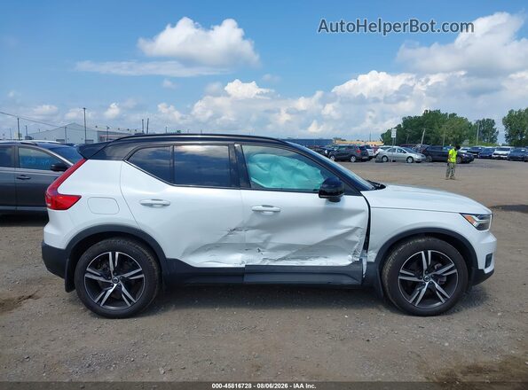 YV4162UM3N2742851 2022 VOLVO XC40 White Widok wnętrza z tyłu