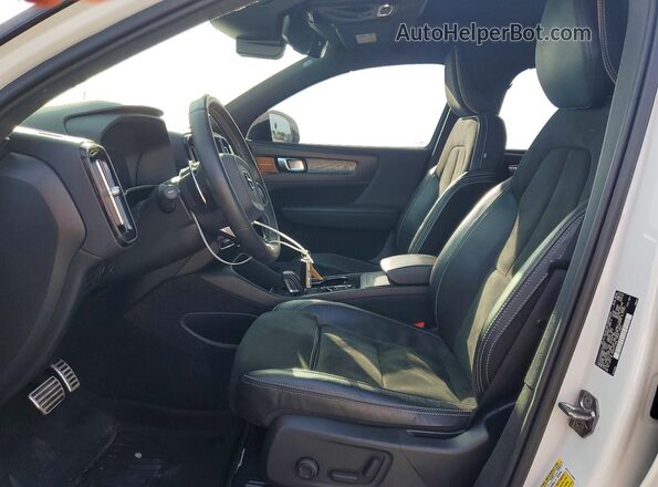 YV4162UM5L2348409 2020 VOLVO XC40 White Widok wnętrza z przodu
