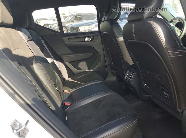 YV4162UM5L2348409 2020 VOLVO XC40 White Widok tylnych siedzeń