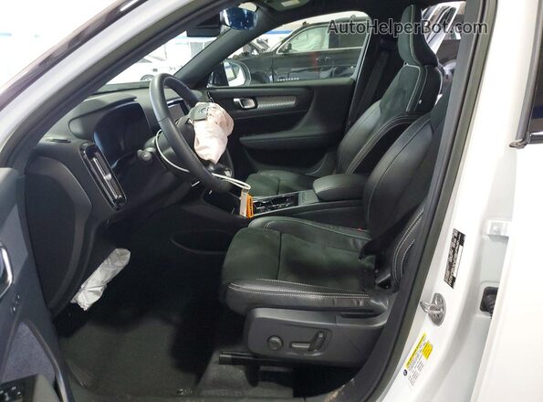 YV4162UM9N2790841 2022 VOLVO XC40 White წინა სალონის ხედი