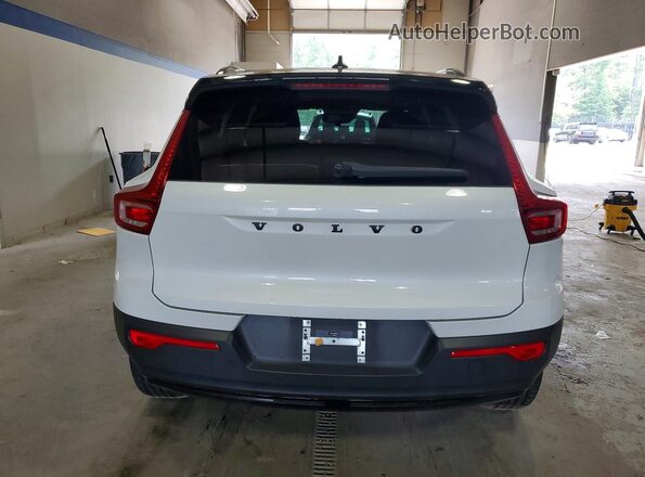 YV4162UM9N2790841 2022 VOLVO XC40 White უკანა ხედი