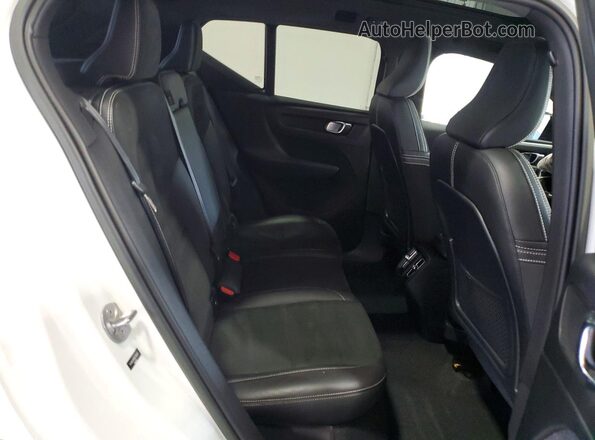 YV4162UM9N2790841 2022 VOLVO XC40 White უკანა სალონის ხედი