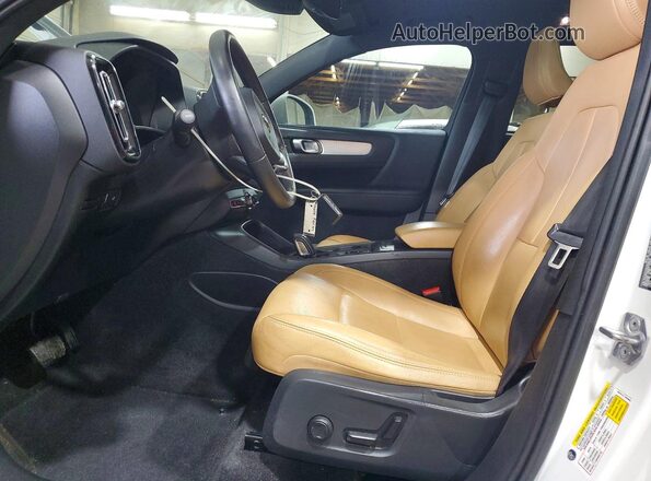YV4162XZ7K2019412 2019 VOLVO XC40 Белый Вид салона спереди