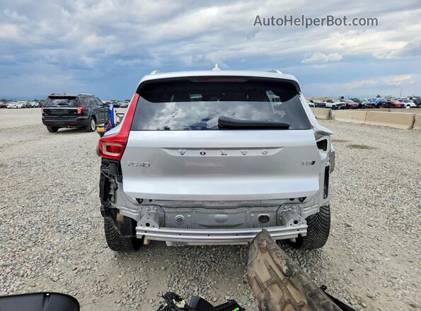 YV4162XZ9K2020965 2019 VOLVO XC40 Silver Вид ззаду